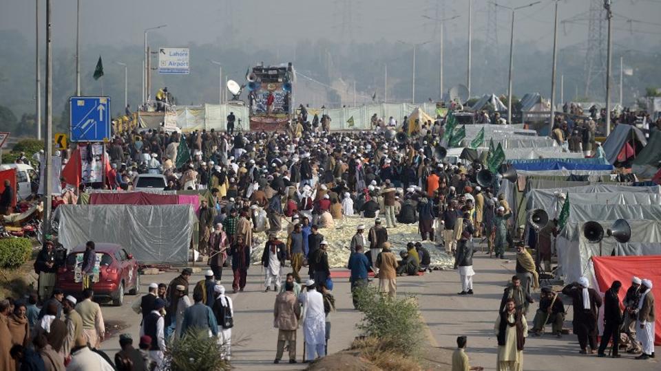 The orders to delay the operation followed a dialogue between authorities and protesters.