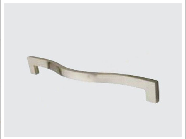 Mẫu tay nắm mạ niken của Hafele giúp đóng mở cánh tủ dễ dàng và thuận tiện tay-nam-tu-bep-duc-2