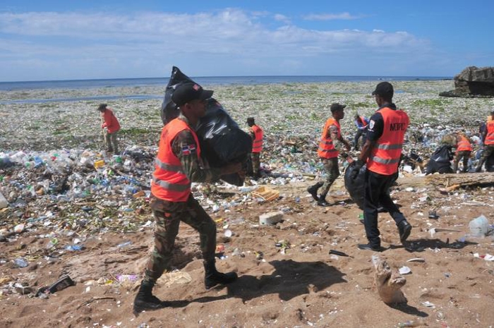 Recogen toneladas de basura en Malecón de Santo Domingo Recogen toneladas de basura en Malecón de Santo Domingo