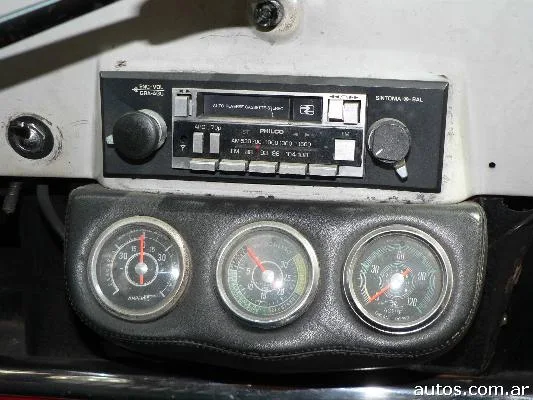 Gambar panel meter dan audio kereta klasik Siam de Tella