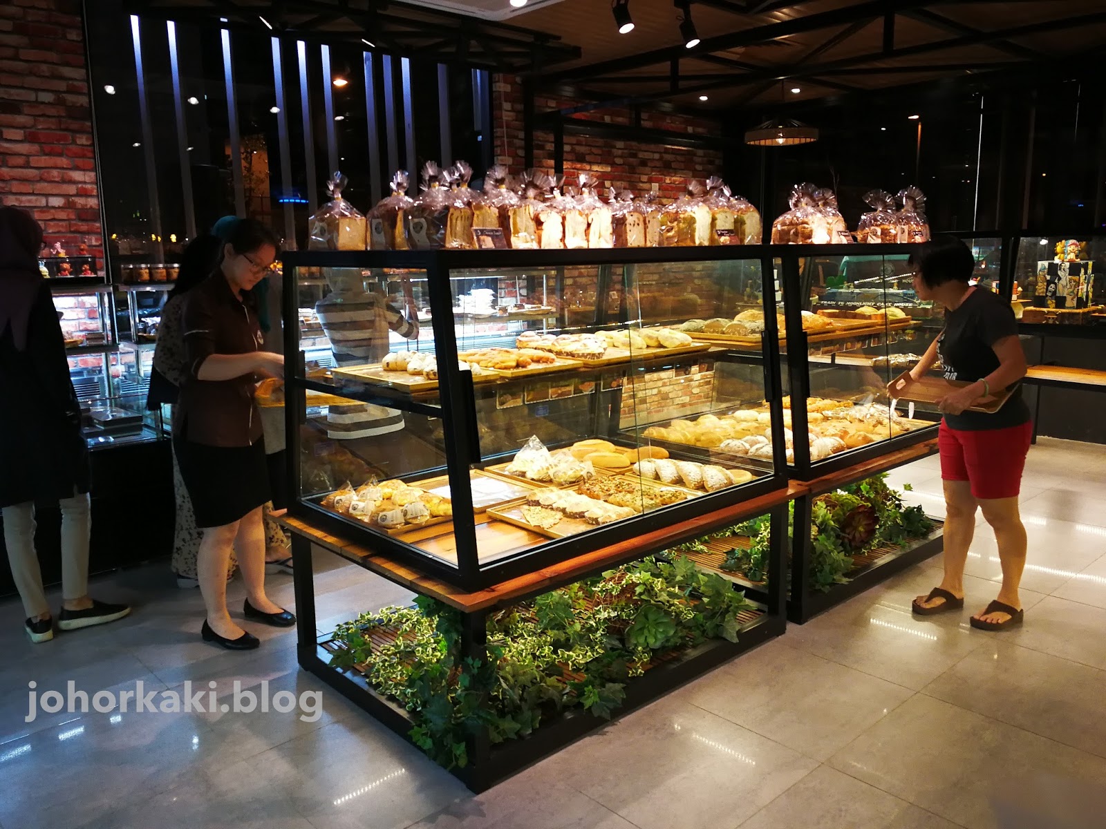 Moonlight Cake House's Seri Alam outlet. Prettiest Cafe in Johor now