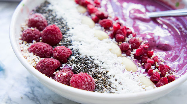 JUSIA GOTUJE Berry smoothie bowl.