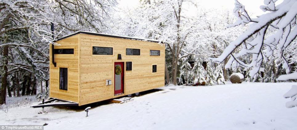 The+tiny+house+sits+on+a+28-foot+trailer.+-+This+Couple+Got+Out+Of+The+Rat+Race.+And+Built+This+Tiny+Home+For+$33K..jpg