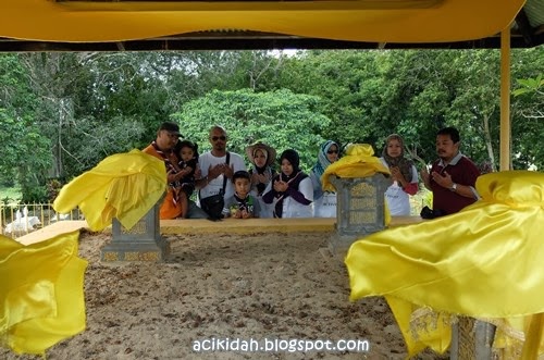 Makam Sultan Alauddin Riayat Shah Pagoh. Makam Sultan Alauddin Riayat Shah Pagoh.