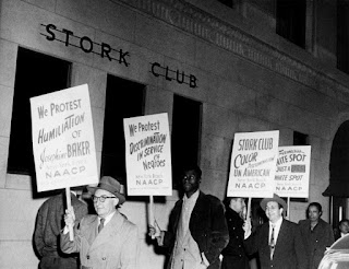 Manifestación delante del Stork Club, por el trato discriminatorio dispensado a Joséphine. Manifestación delante del Stork Club, por el trato discriminatorio dispensado a Joséphine.