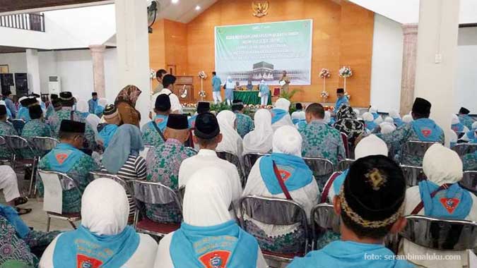 Wawali Ambon Lepas 336 Calon Jamaah Haji Ambon, Malukupost.com - Wakil Wali (Wawali) Kota Ambon Syarief Hadler melepas 336 Calon Jamaah Haji (CJH) Kota Ambon, berangkat menuju tanah suci yang dijadwalkan pada 4 Agustus 2017. 336 CJH kota Ambon yang terdiri dari 131 CJH laki-laki dan 135 CJH perempuan yang akan berangkat menuju tanah suci melalui embarkasi Makassar pada kelompok terbang (kloter) bergabung dengan CJH kabupaten Seram Bagian Timur (SBT).