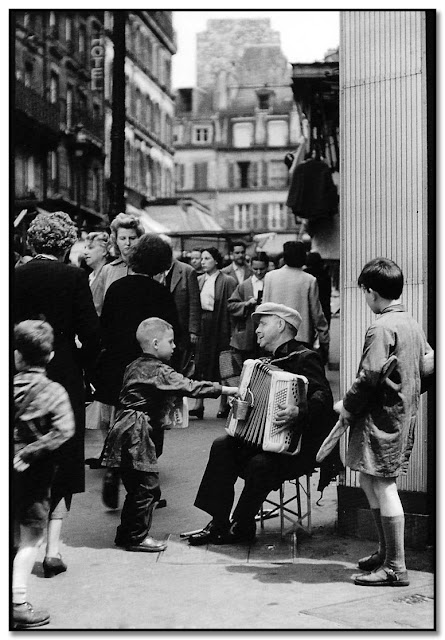 Willy Ronis:Rue Lepic, Montmartre Paris, 1955