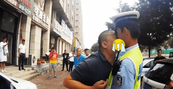 Kesal Dengan Polisi Yang Nilang Sambil Ngoceh, Pria Ini Langsung Mencium Bibir Polisi Tersebut