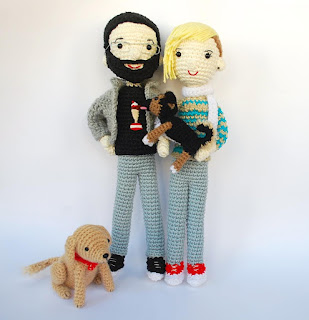 Amiretrato de una pareja con sus perritos Retratos de amigurumi con perros