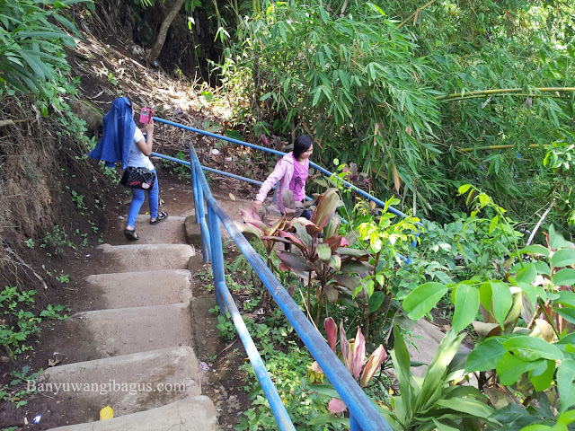 Anak tangga menuju air terjun Jagir Kampung Anyar.