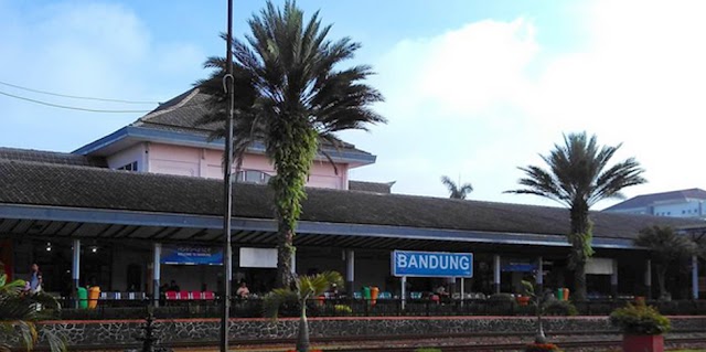 Uji Coba Sistem Boarding Pass Penumpang Kereta Api di Stasiun Bandung