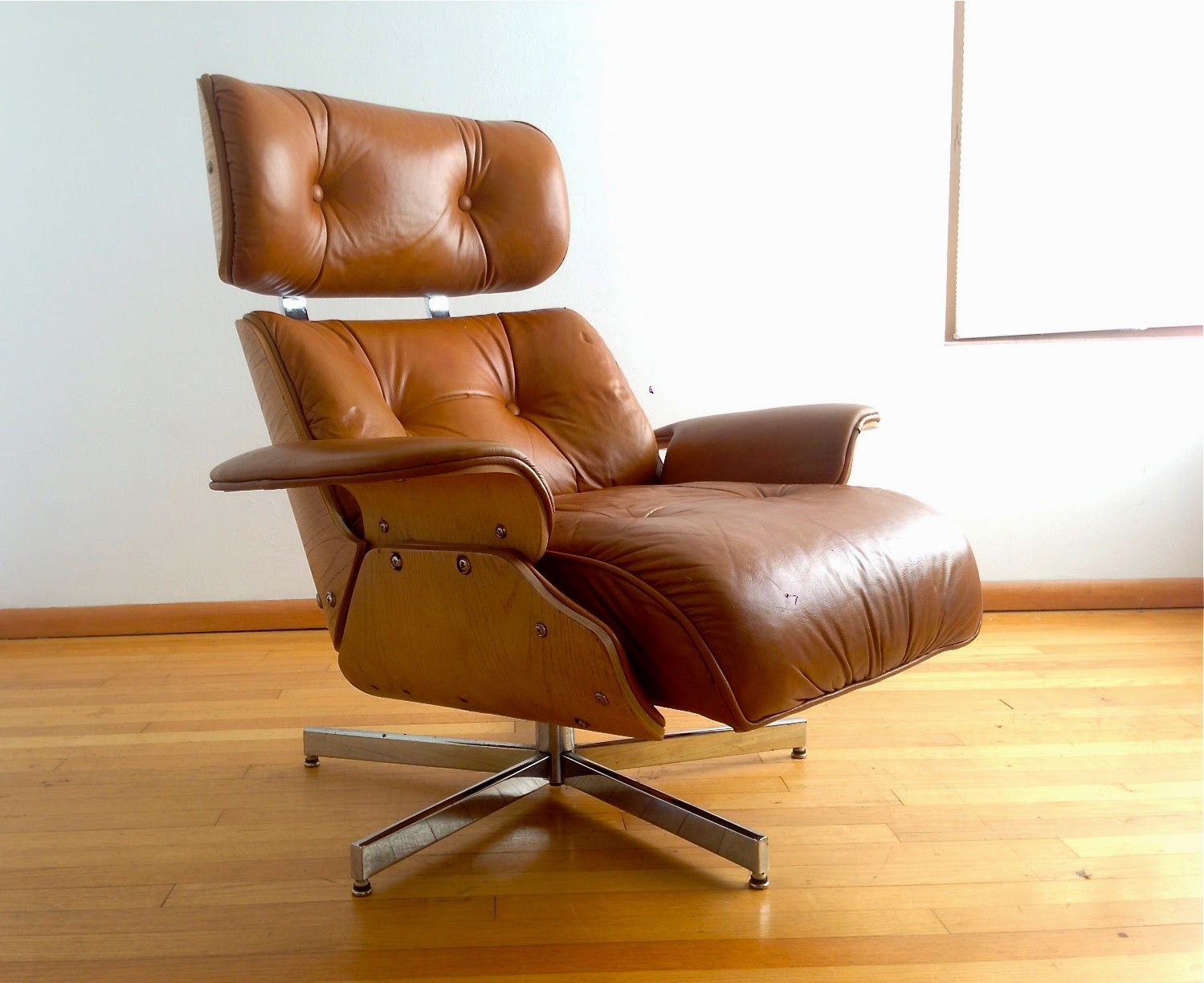 SPARKLEBARN VINTAGE TUFTED LEATHER LOUNGE CHAIR WITH ATTACHED OTTOMAN