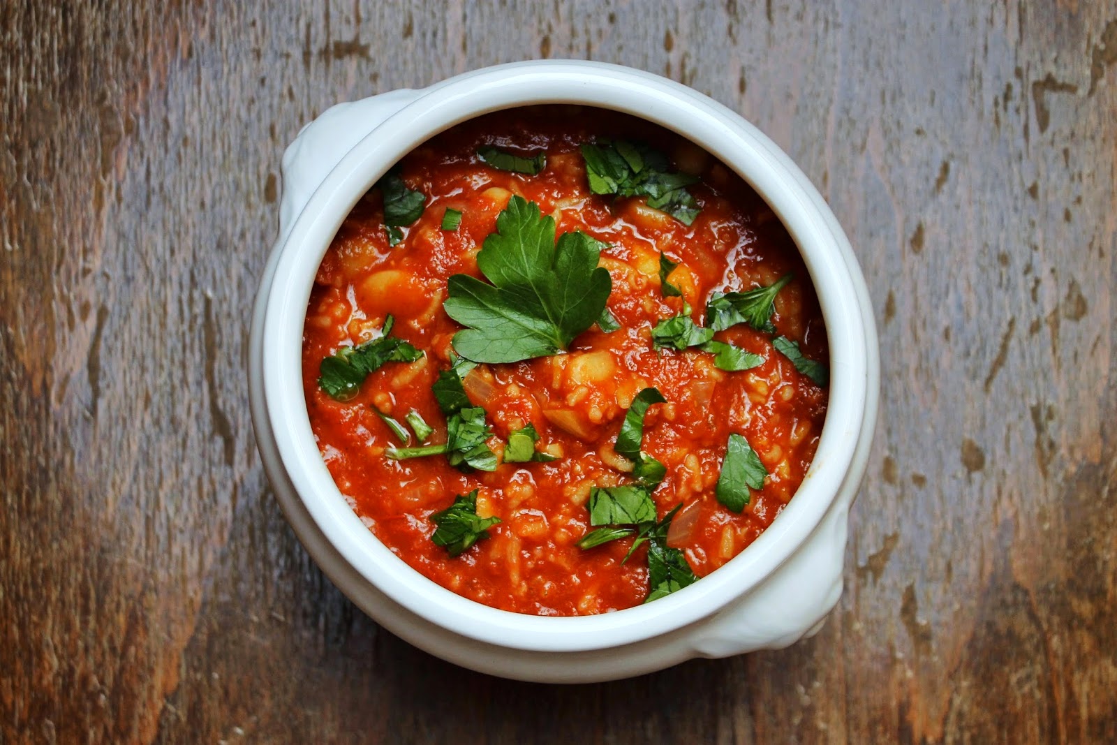 Gourmandises végétariennes: Scharfe Tomatensuppe mit Reis und weißen Bohnen