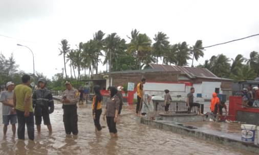 Personil TNI Kodim 1415 dan Polres Kep. Selayar, Turun Bantu Warga Terdampak banjir