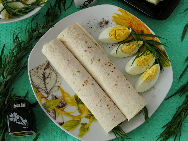 Яйцо с тархуном в лаваше (или рулетики из лаваша по-армянски)