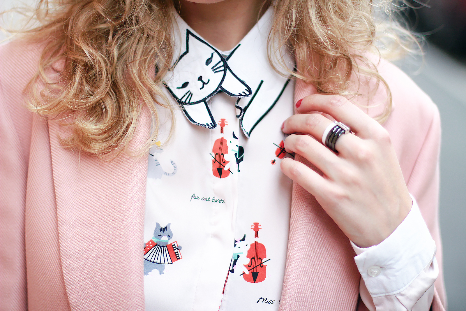 margarita_maslova_pink_coat_caramel_pants_cats_blouse_rose_quartz_bag_streetstyle_