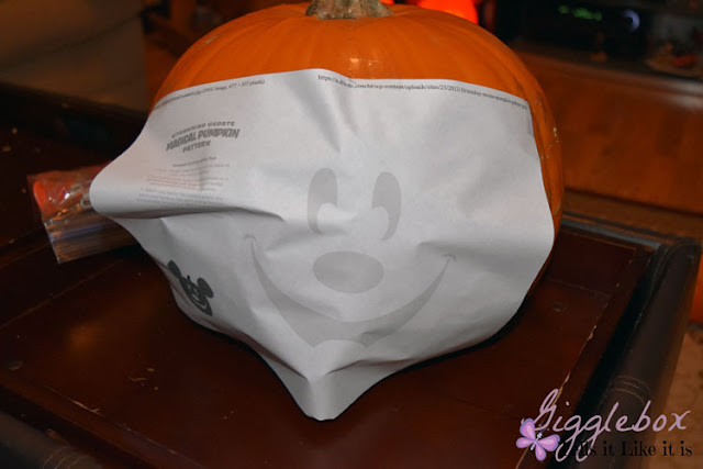 Mickey Mouse jack-o-lantern, how to make a Mickey Mouse jack-o-lantern, Halloween Disneyside, Halloween Disney decorating, Halloween, pumpkin carving, Disney pumpkin carving, jack-o-lantern idea, Disneyside,