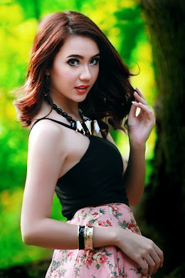 komposisi foto skala model cantik dan manis