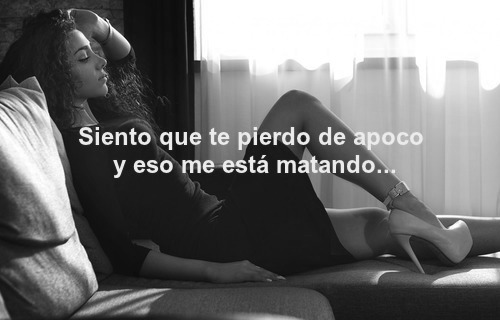 Es como en las historias de miedo, cuando vez a lo lejos del camino el zombie que alguna vez estuvo vivo y que ahora aun cuando muerto vuelve y te persigue, corres por un largo sendero y ves que ya te pisa los talones y que no solo quiere agarrarte a ti ... sino que también quiere devorar a quien mas amas...Fantasma del pasado que no se si aun es una realidad, no se si aun está viva para el, debería decir con seguridad que no, que está mas que muerta y enterrada, que estas aquí conmigo, que soy luz en tus ojos y que nadie mas puedes ver, que me tienes tatuada en tu pecho, que vivirás eternamente y tus hermosos años los vivirás conmigo, que cuando vea tu rostro jurarme algo este completamente segura de que dices la verdad... pero lamentable mente, por culpa de ese zombie no puedo... lo odio!  Con el alma envuelta en llamas, con todas las fuerzas que necesite para mover el mundo, lo odio...por el solo hecho de hacerme dudar de ti, de los "TE AMO" que me has regalado, de los abrazos que me han quitado el frió, de las pocas y valiosas lágrimas que eh visto en tus mejillas...lo odio... y quizá me eh dejado llevar y me siento mal por ocultarte las cosas, tal vez estoy reprimiendo mi amor o quizá es mi imaginación, te siento lejos, penoso, triste...lo notas en mi y yo en ti..siento que te pierdo de apoco y eso me está matando...Si eh de morir prefiero que sea de golpe...no quiero agonizar días y días siendo devorada por un zombie come almas de enamorados...-Pasado, miedo, Ojos, Tatuajes en la piel, Años, Juramentos, Culpa, Sentimientos del alma, Odio, Te Amo, Dudas, Abrazos, Frio, Lagrimas, Noches Tristes, Almas gemelas,