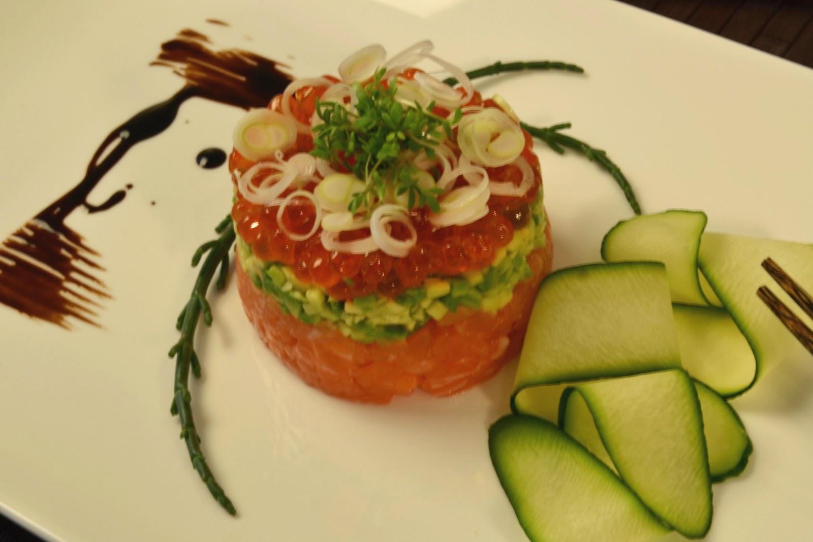 basias feinschmekka: lachstatar mit avocado und mariniertem zucchini ...