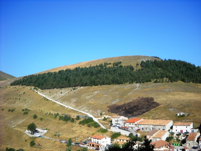 Il Monte Veletta visto dai pressi della chiesa di Santa Maria Assunta; in alto a destra, la croce realizzata da Mastro Armenio