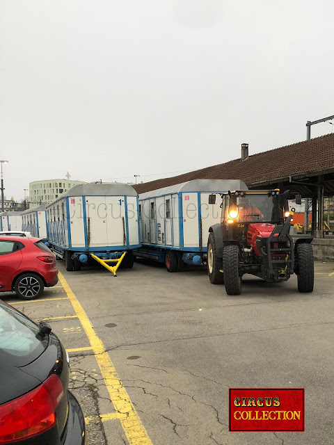 Les roulottes sont stationnées avant d'être attelées aux camions pour rejoindre la place du cirque