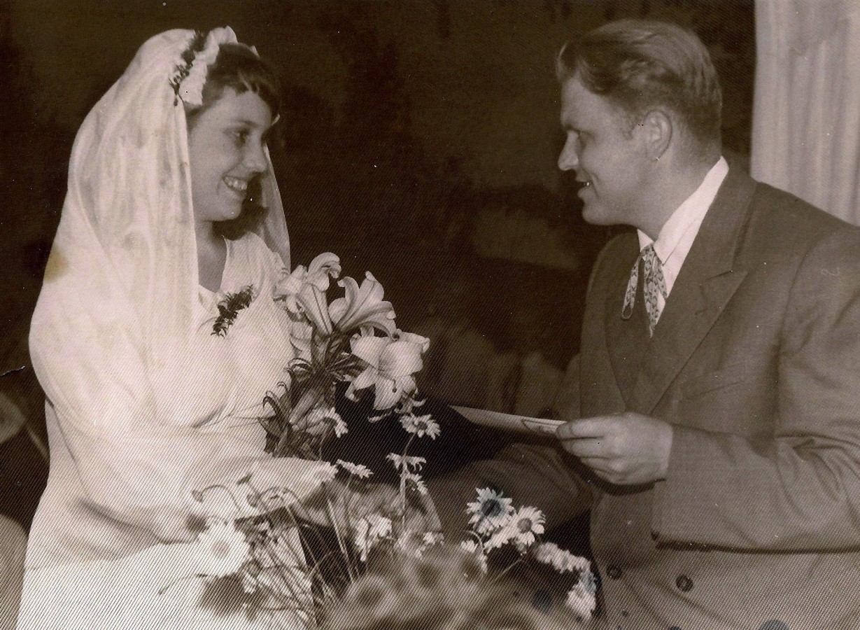Mammas kāzas 1960. g. 9. jūlijā . Sveic Taurkalnes (Pētermuižas) skolas direktors Vasilijs Iskrovs
