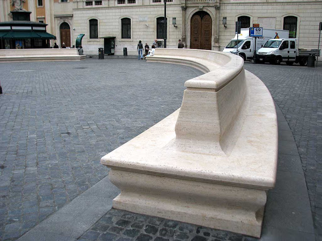 Very long bench, piazza San Silvestro, Rome