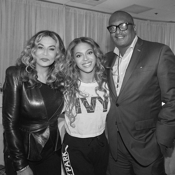 Beyoncé showered with kisses from mom & dad after #OTRII tour finale