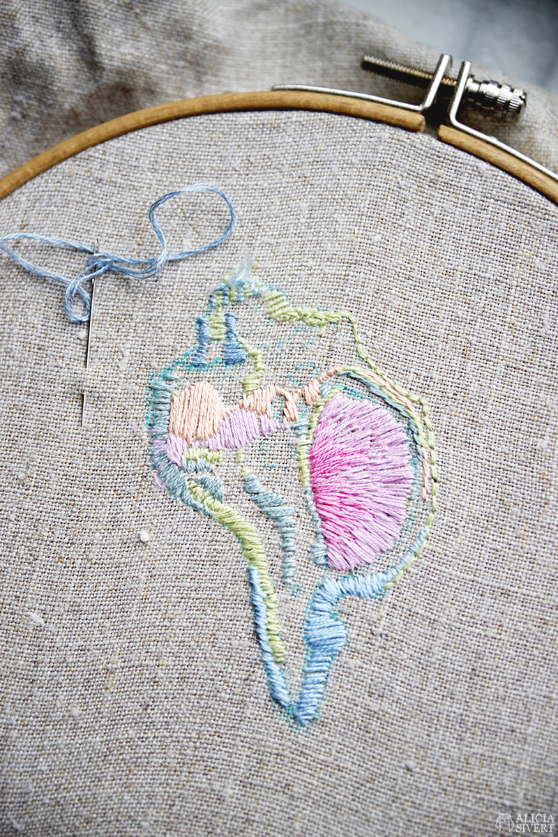 Snäcka, broderi av Alicia Sivertsson.