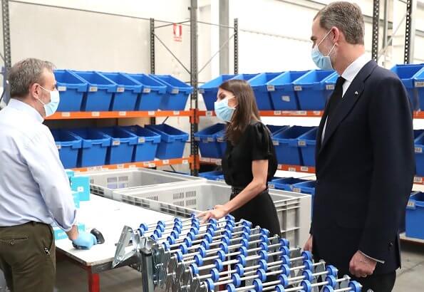 King Felipe and Queen Letizia visited the Coslada Transport Center. Queen wore Hugo Boss blouse, Boss pants and Boss shoes