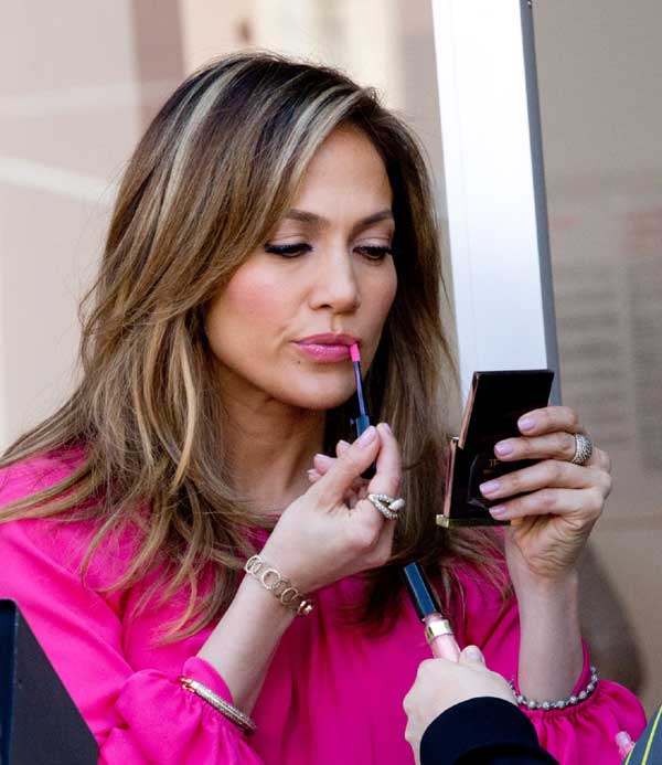 Jennifer Lopez wows smile at “Viva Movil” Commercial Set in Brooklyn Fashion Styles
