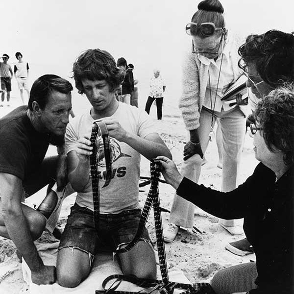 Photo : 1975年公開 「ジョーズ」を撮影中のスティーヴン・スピルバーグ監督28歳と、主演俳優のロイ・シャイダー