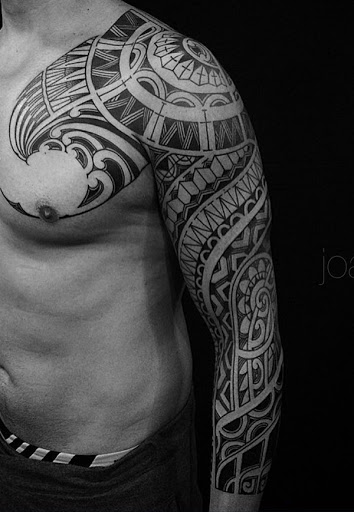 Outro tribal temático manga da tatuagem. A tatuagem é em todos os cartuchos de tinta preta e oferece uma maravilhosa desenhos tribais que pode ser visto por todo os braços.