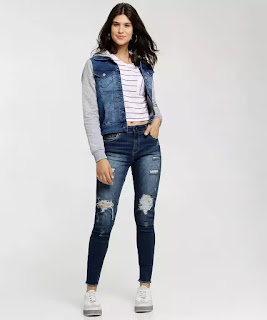 Moda jovem Jaqueta Feminina Recorte Moletom Uber Jeans A jaqueta jeans é uma peça essencial no guarda roupa de todo mundo. Super versátil, a jaqueta traz um estilo para a composição do look. Seja com vestido curto florido + coturno, calça jeans + tênis, ou shorts de sarja + sandália de tiras de salto alto. Ótima opção para uma composição básica e moderna.