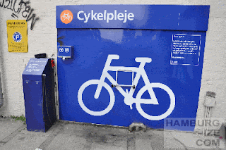 © hamburgize.com / Stefan Warda Fahrradpflegestation an einer Tankstelle in Frederiksberg