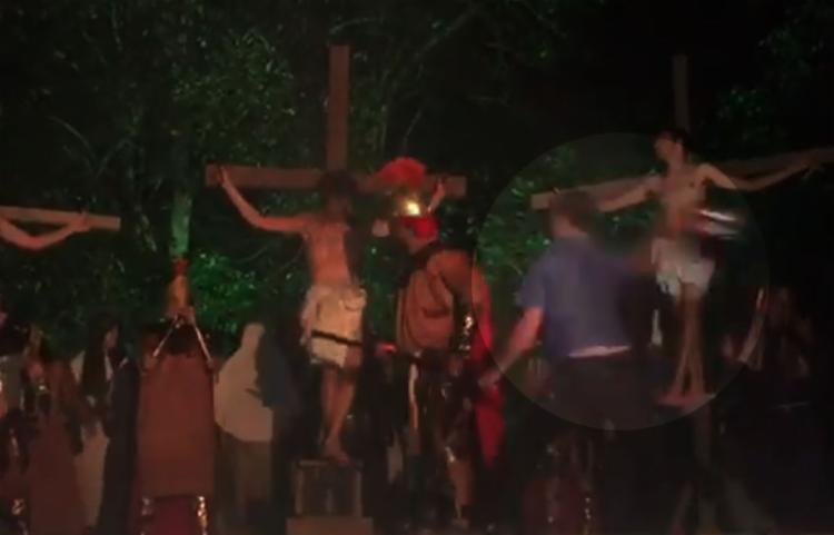 Homem invade palco e dá golpe de capacete para salvar 'Jesus' em 'Paixão de Cristo'; vídeo