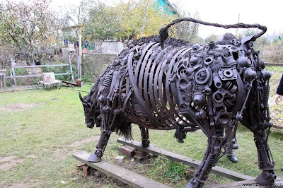 Escultura de Bufalo hecho con metal reciclado