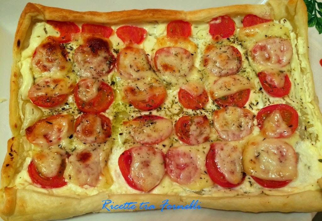 pizza sfoglia con pomodori e pecorino