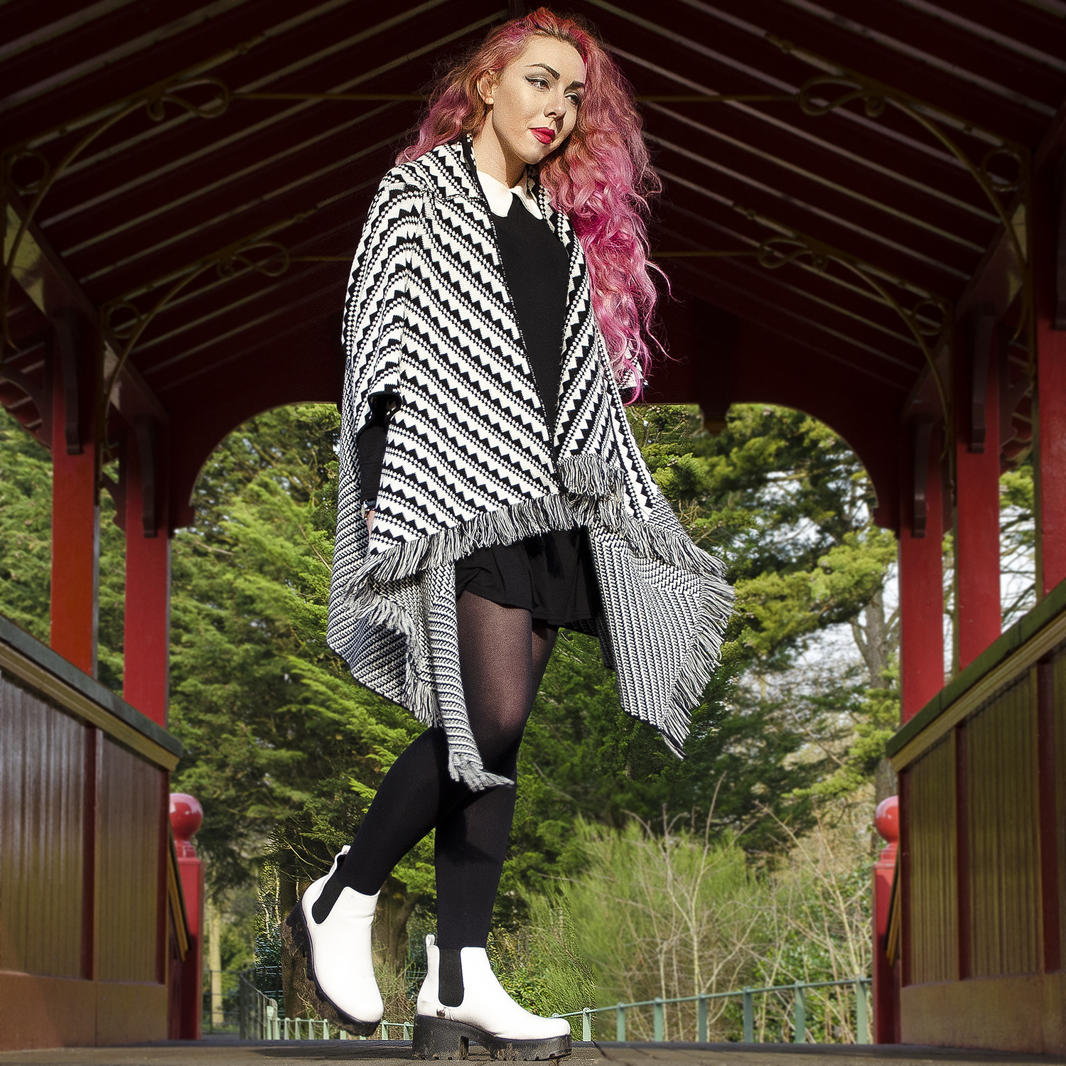 Stephi LaReine pink curly hair liverpool fashion blogger, chelsea boots, monochrome cape