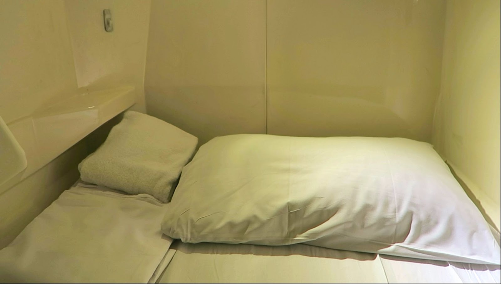 MANILA CAPSULE HOTEL EXPERIENCE IN THE PHILIPPINES (Kabayan Hotel)