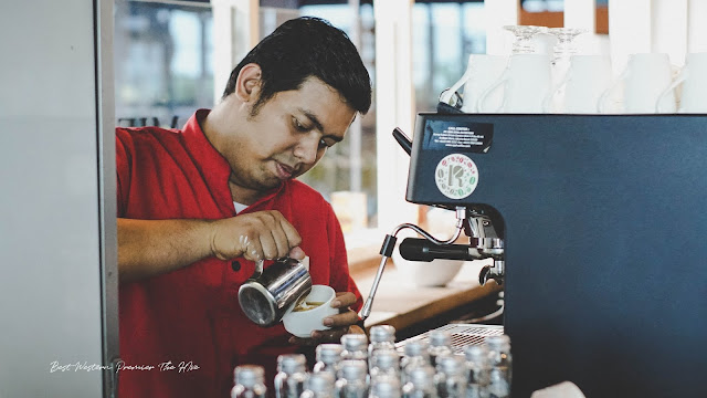 Barista tengah menyiapkan Espresso Hotel+Best+Western+Premier+The+Hive