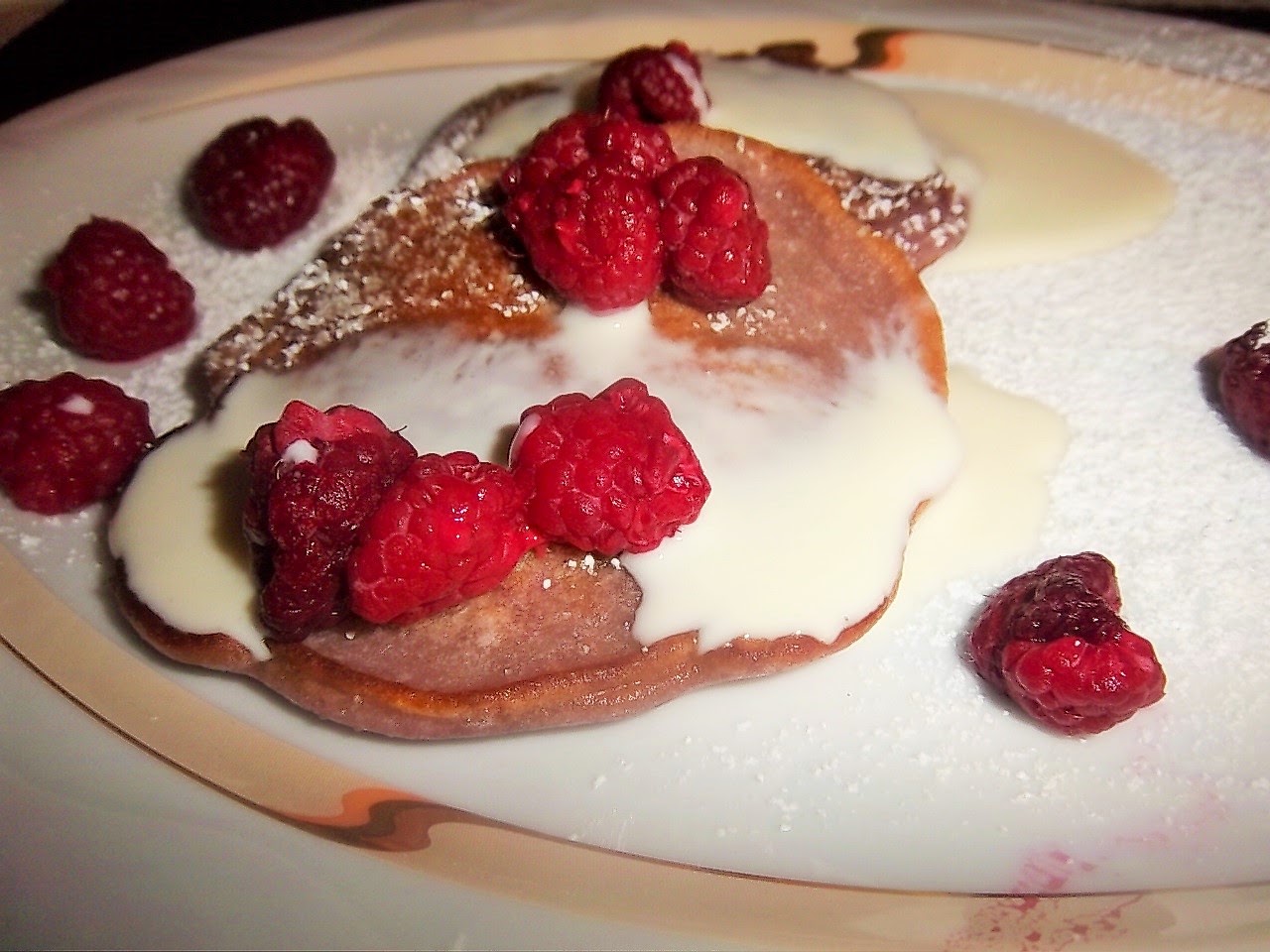 Himbeer Pancakes ( Rosa Pancakes) mit weißer Schokoladensauce
