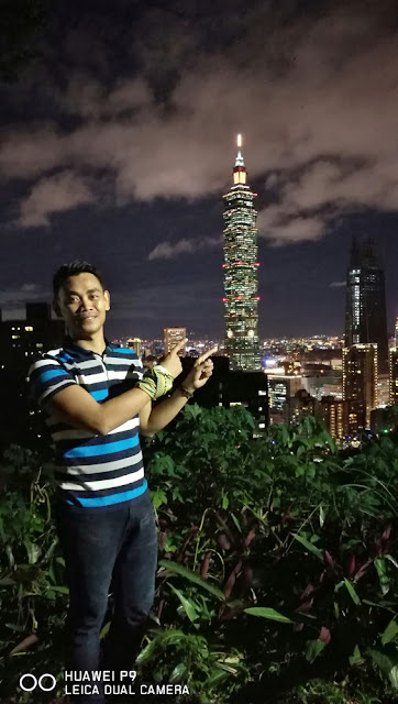 Me and taipei 101 is almost the same in height Me and taipei 101 is almost the same in height