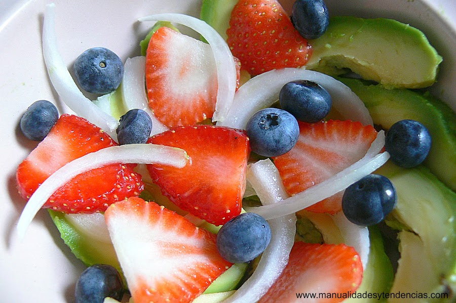 receta de ensalada de frutos del bosque y aguacate