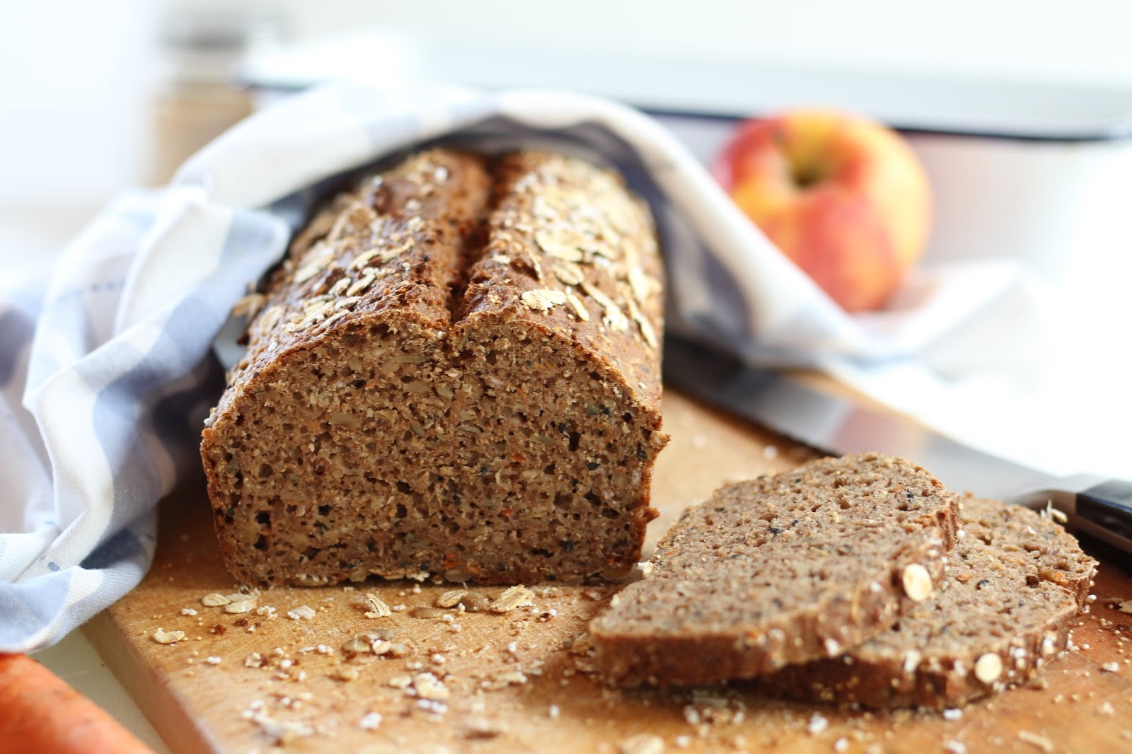 Saftiges, schnelles Vollkornbrot mit Karotte und Apfel, Nüssen und ...