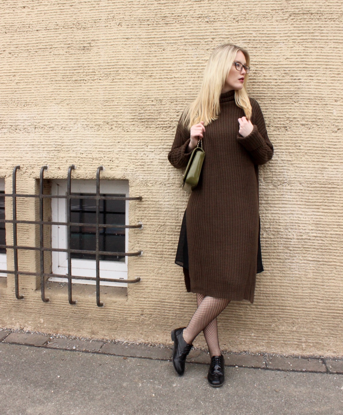 Look Fashionblogger Stuttgart Blogger Strickkleid Khaki Fishnet Strumpfhose Look Fashionblogger Stuttgart Blogger Strickkleid Khaki Fishnet Strumpfhose