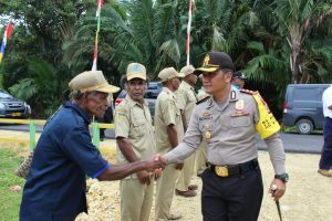 Kunjungi Poskamling di Kampung Inswanbesi, Kapolres Biak Numfor Berikan Perlengkapan Poskamling Kunjungi Poskamling di Kampung Inswanbesi, Kapolres Biak Numfor Berikan Perlengkapan Poskamling
