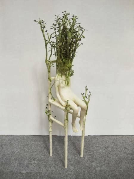 Yui Ishibari esculturas surreais perturbadoras crianças tomadas por plantas natureza bizarra