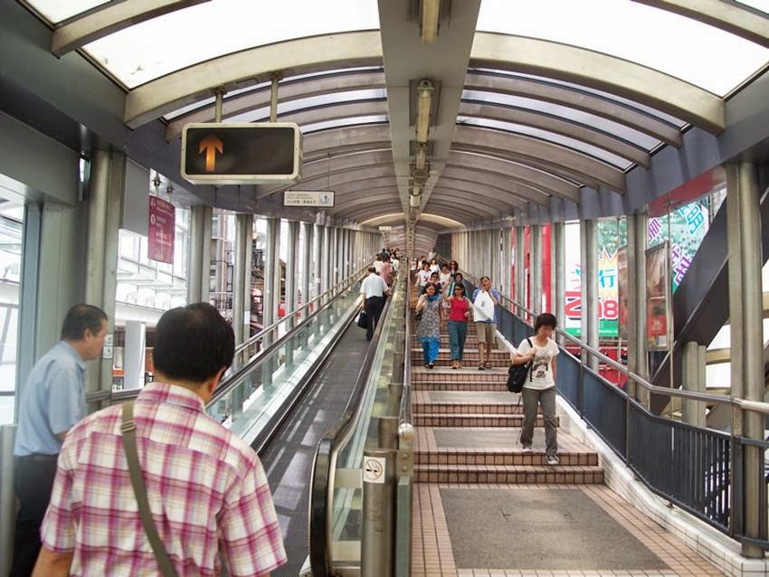 Mail2Day The Longest Outdoor Escalator System in the World (10 pics)